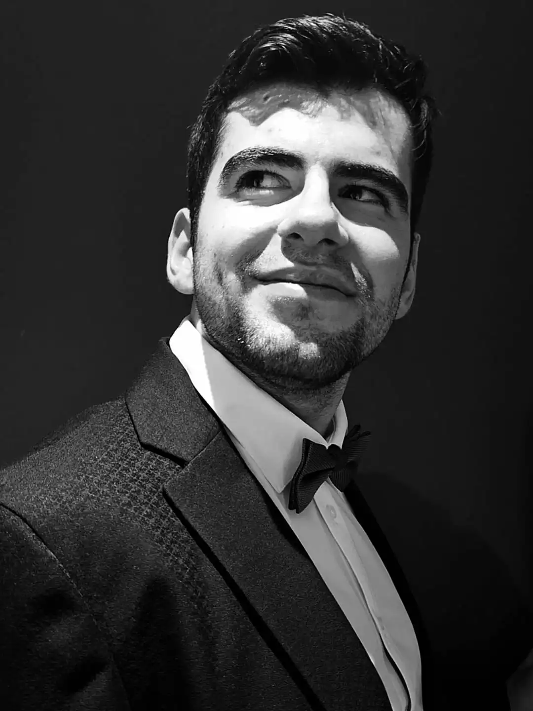 Photo en noir et blanc d'Arnaud Rivet, Développeur WordPress sur-mesure à Clermont-Ferrand, fondateur de Développ et vous